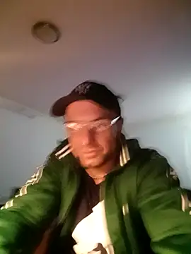 Snapshot of bobbuilder77pl chatting on February 4, 2025, 9:20 pm bobbuilder77pl online show from February 4, 2025, 9:20 pm