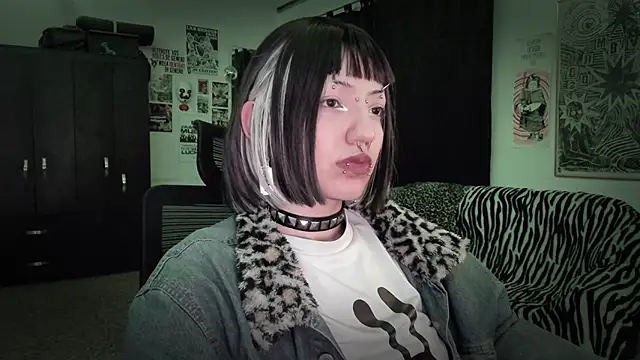 Snapshot of roxy_toxic chatting on June 18, 2026, 12:55 am roxy toxic online show from June 18, 2026, 12:55 am