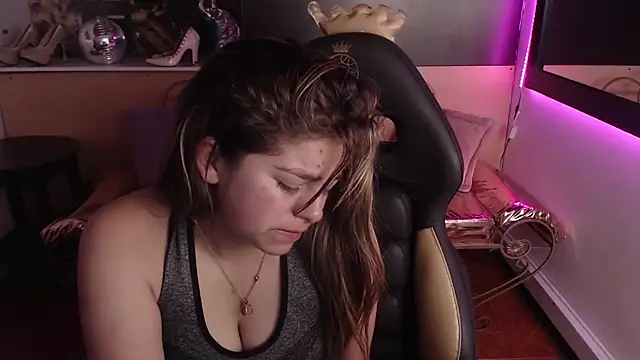 Snapshot of Kitten_Cam chatting on October 7, 2025, 3:04 am Kitten Cam online show from October 7, 2025, 3:04 am