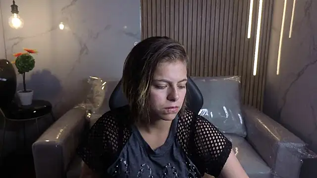 Snapshot of Kitten_Cam chatting on May 6, 2026, 3:35 am Kitten Cam online show from May 6, 2026, 3:35 am