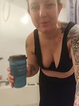 TattedMamaXOXO online show from April 27, 2026, 2:04 pm