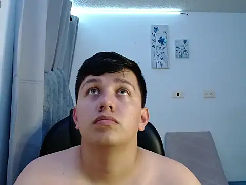 Snapshot of Alan_red chatting on December 17, 2025, 11:33 pm Alan red online show from December 17, 2025, 11:33 pm