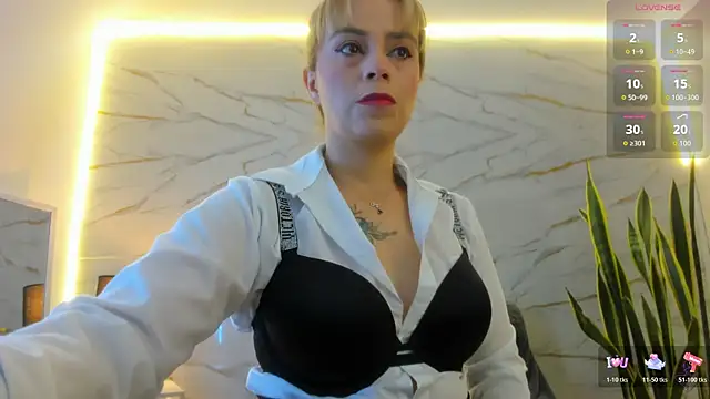 Snapshot of RayaCarr_ chatting on May 14, 2026, 1:07 pm RayaCarr online show from May 14, 2026, 1:07 pm