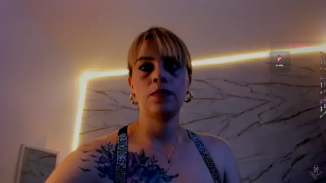 Snapshot of RayaCarr_ chatting on June 2, 2026, 1:02 pm RayaCarr online show from June 2, 2026, 1:02 pm