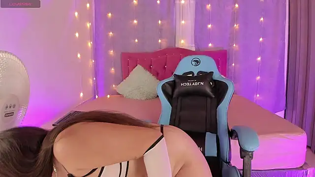 Lia little18 online show from January 18, 2025, 9:02 am