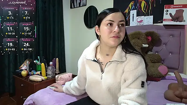 Snapshot of Emmie_Hot chatting on May 6, 2026, 11:26 am Emmie Hot online show from May 6, 2026, 11:26 am