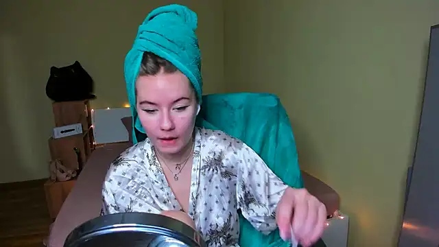 Snapshot of EmilyPaw chatting on February 2, 2025, 10:35 am EmilyPaw online show from February 2, 2025, 10:35 am