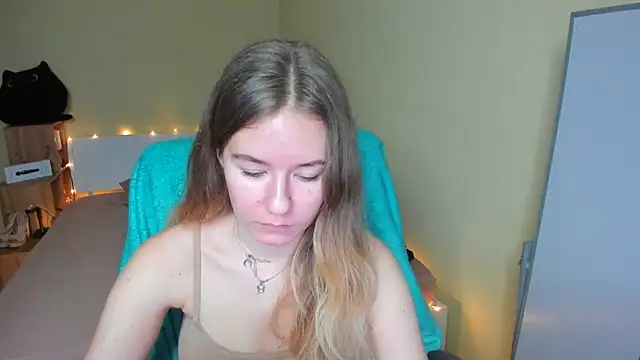 Snapshot of EmilyPaw chatting on February 4, 2025, 12:55 pm EmilyPaw online show from February 4, 2025, 12:55 pm