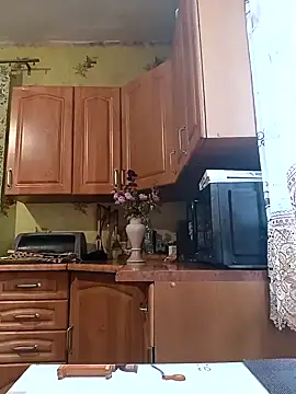 Laura Kiss online show from November 18, 2025, 7:13 am