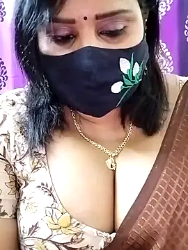 Queenflowerr online show from October 28, 2025, 5:48 pm