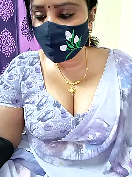 Queenflowerr online show from November 17, 2025, 9:48 am