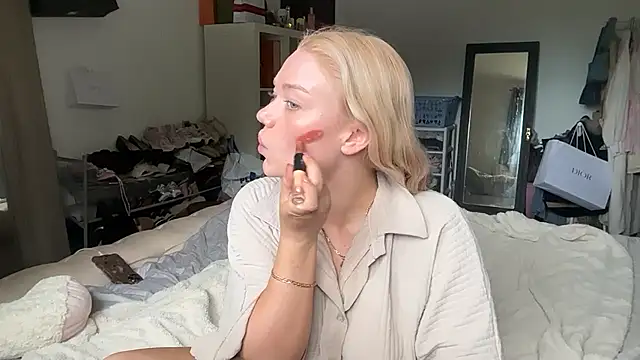 Snapshot of blissdimicco chatting on May 31, 2026, 4:14 pm blissdimicco online show from May 31, 2026, 4:14 pm