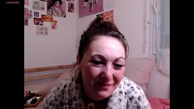 Snapshot of AdorahB3ll3 chatting on October 14, 2025, 7:03 pm AdorahB3ll3 online show from October 14, 2025, 7:03 pm