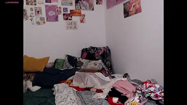 Snapshot of AdorahB3ll3 chatting on December 2, 2025, 8:15 pm AdorahB3ll3 online show from December 2, 2025, 8:15 pm