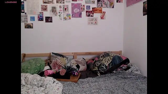 Snapshot of AdorahB3ll3 chatting on December 16, 2025, 8:14 pm AdorahB3ll3 online show from December 16, 2025, 8:14 pm