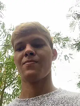 izan 20 online show from March 13, 2025, 9:05 pm