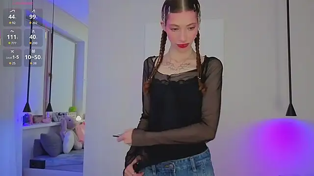 Snapshot of HappyVivy chatting on October 12, 2025, 8:19 pm HappyVivy online show from October 12, 2025, 8:19 pm