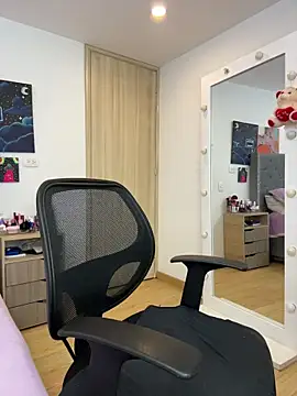 Snapshot of KarlaWild chatting on October 17, 2025, 3:10 am KarlaWild online show from October 17, 2025, 3:10 am