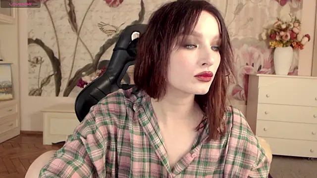 Snapshot of BritneyBarker chatting on November 18, 2025, 7:29 pm BritneyBarker online show from November 18, 2025, 7:29 pm