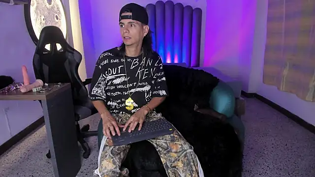 Snapshot of Martshall09 chatting on November 6, 2025, 10:10 pm Martshall09 online show from November 6, 2025, 10:10 pm