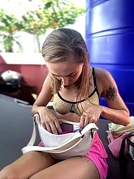 Snapshot of White_Lu chatting on October 5, 2025, 3:05 am White Lu online show from October 5, 2025, 3:05 am