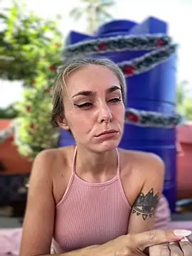 White Lu online show from December 18, 2025, 2:39 am