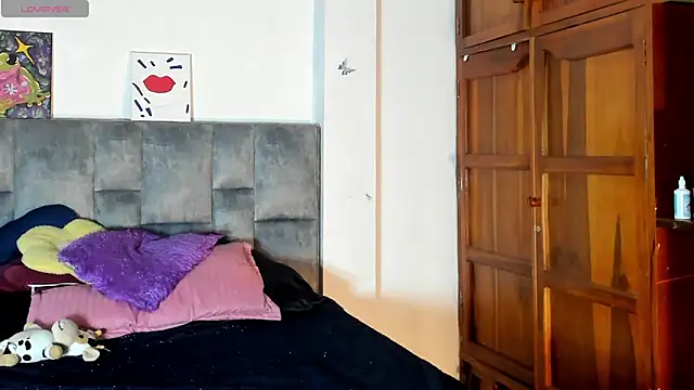 Isangel  online show from October 31, 2025, 2:23 am