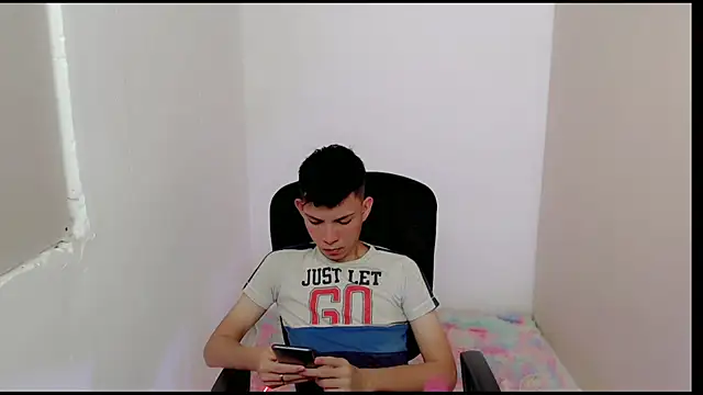 Snapshot of Alexxx_lov chatting on February 25, 2025, 12:34 pm Alexxx lov online show from February 25, 2025, 12:34 pm