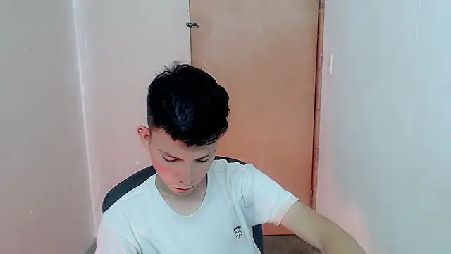 Snapshot of Alexxx_lov chatting on September 10, 2025, 1:00 pm Alexxx lov online show from September 10, 2025, 1:00 pm