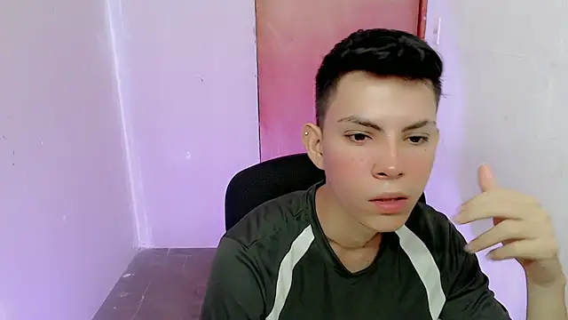 Snapshot of Alexxx_lov chatting on September 13, 2025, 1:11 pm Alexxx lov online show from September 13, 2025, 1:11 pm