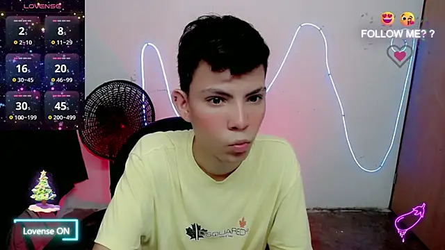 Snapshot of Alexxx_lov chatting on December 17, 2025, 2:01 pm Alexxx lov online show from December 17, 2025, 2:01 pm