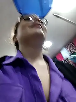 Snapshot of Vale_Saenzz chatting on March 9, 2025, 12:31 am Vale Saenzz online show from March 9, 2025, 12:31 am