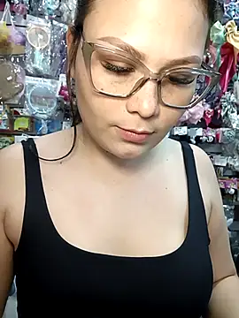 Snapshot of Vale_Saenzz chatting on October 9, 2025, 6:28 pm Vale Saenzz online show from October 9, 2025, 6:28 pm