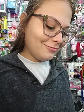 Snapshot of Vale_Saenzz chatting on November 28, 2025, 9:28 pm Vale Saenzz online show from November 28, 2025, 9:28 pm