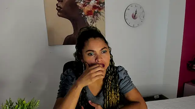 CamiilaReyes online show from November 21, 2025, 1:43 pm
