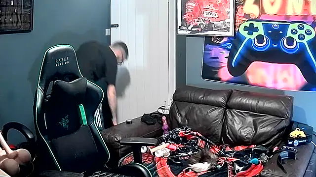 Snapshot of HuffedAdvocate chatting on November 18, 2025, 7:07 pm HuffedAdvocate online show from November 18, 2025, 7:07 pm