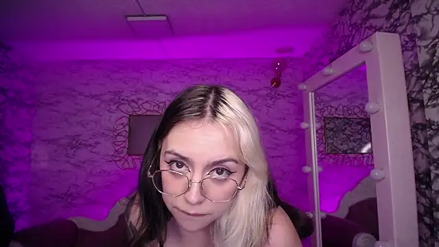 Snapshot of Hela_v chatting on March 3, 2025, 6:55 pm Hela v online show from March 3, 2025, 6:55 pm