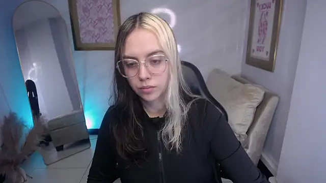 Snapshot of Hela_v chatting on September 19, 2025, 12:06 pm Hela v online show from September 19, 2025, 12:06 pm