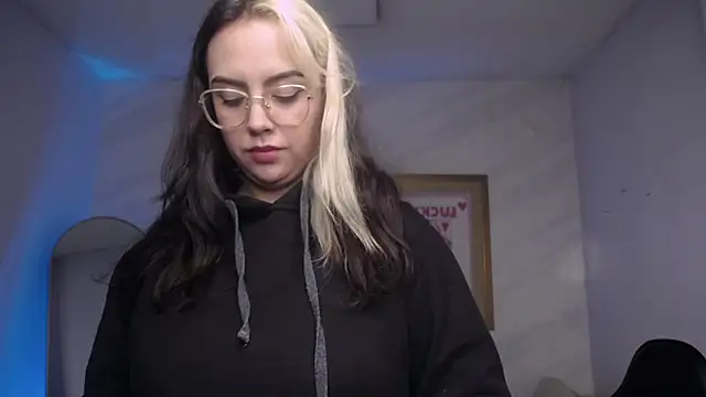 Snapshot of Hela_v chatting on October 28, 2025, 12:58 am Hela v online show from October 28, 2025, 12:58 am