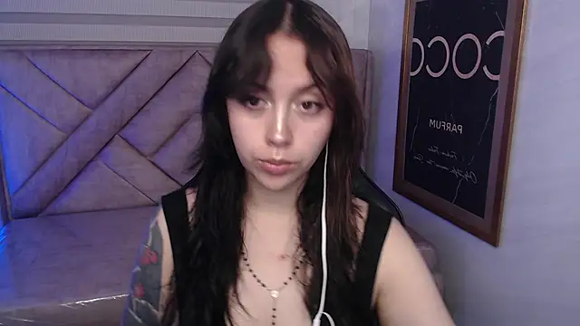 Snapshot of Hela_v chatting on May 4, 2026, 1:07 pm Hela v online show from May 4, 2026, 1:07 pm