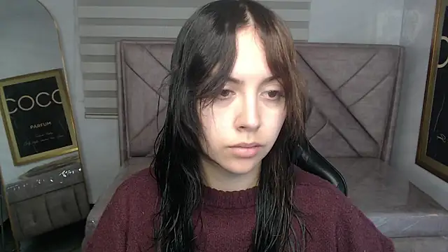Snapshot of Hela_v chatting on May 5, 2026, 12:13 pm Hela v online show from May 5, 2026, 12:13 pm