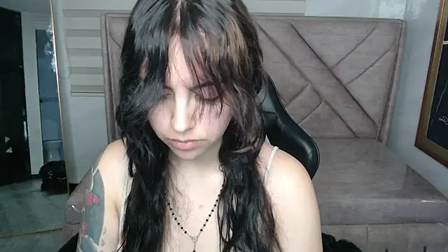 Snapshot of Hela_v chatting on May 9, 2026, 1:05 pm Hela v online show from May 9, 2026, 1:05 pm