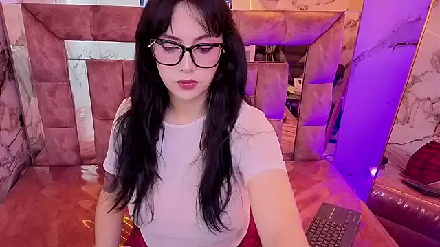 Snapshot of Hela_v chatting on July 6, 2026, 8:11 pm Hela v online show from July 6, 2026, 8:11 pm