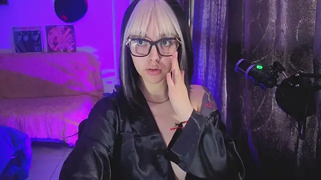 Snapshot of Hela_v chatting on July 21, 2026, 2:08 pm Hela v online show from July 21, 2026, 2:08 pm