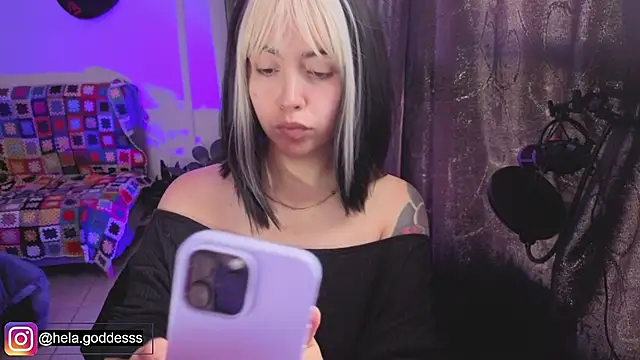 Snapshot of Hela_v chatting on July 28, 2026, 2:13 pm Hela v online show from July 28, 2026, 2:13 pm