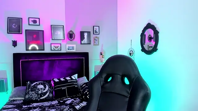 Snapshot of IsisRaichuu_ chatting on September 24, 2025, 8:23 pm IsisRaichuu online show from September 24, 2025, 8:23 pm