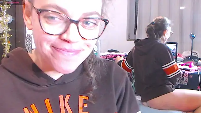 Snapshot of Ju-Hot chatting on January 6, 2025, 8:07 pm Ju-Hot online show from January 6, 2025, 8:07 pm