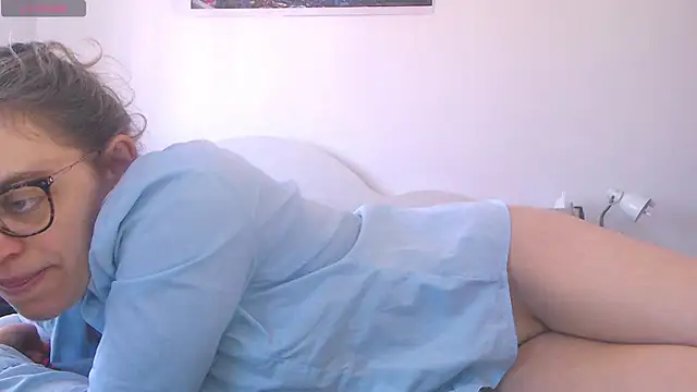 Snapshot of Ju-Hot chatting on March 5, 2025, 2:12 pm Ju-Hot online show from March 5, 2025, 2:12 pm