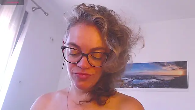 Snapshot of Ju-Hot chatting on September 15, 2025, 2:28 pm Ju-Hot online show from September 15, 2025, 2:28 pm