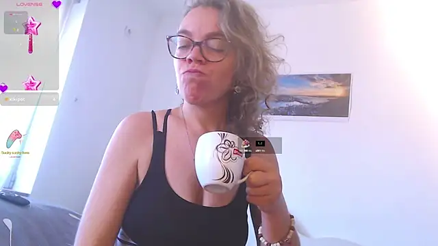 Snapshot of Ju-Hot chatting on September 17, 2025, 2:08 pm Ju-Hot online show from September 17, 2025, 2:08 pm